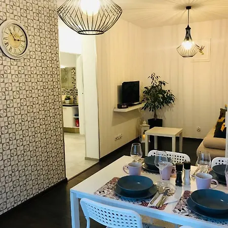 Bird House In The Center Apartment *