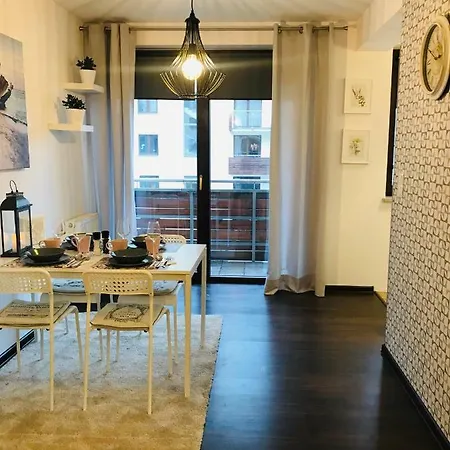 Bird House In The Center Апартаменты *
